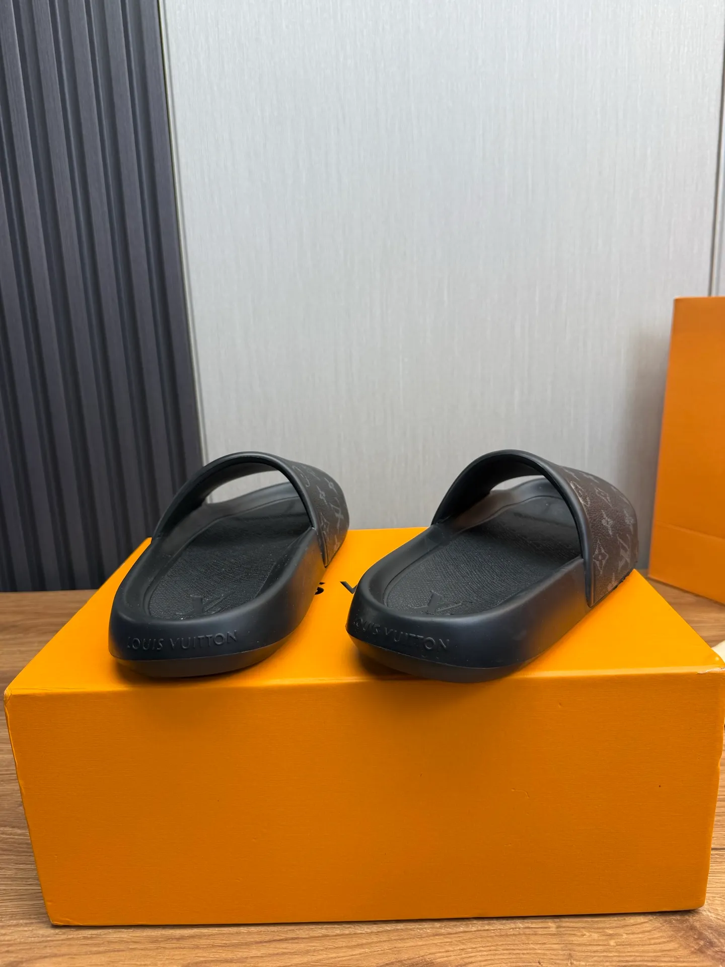 Men's shoes 💰280💰 ▪️LV's popular Little Red Book popular slippers hot sale: 1 shipment✅ Super textured and comfortable slippers, original TPU outsole. Authentic counter box drawer box packaging 🎁Size 38-45